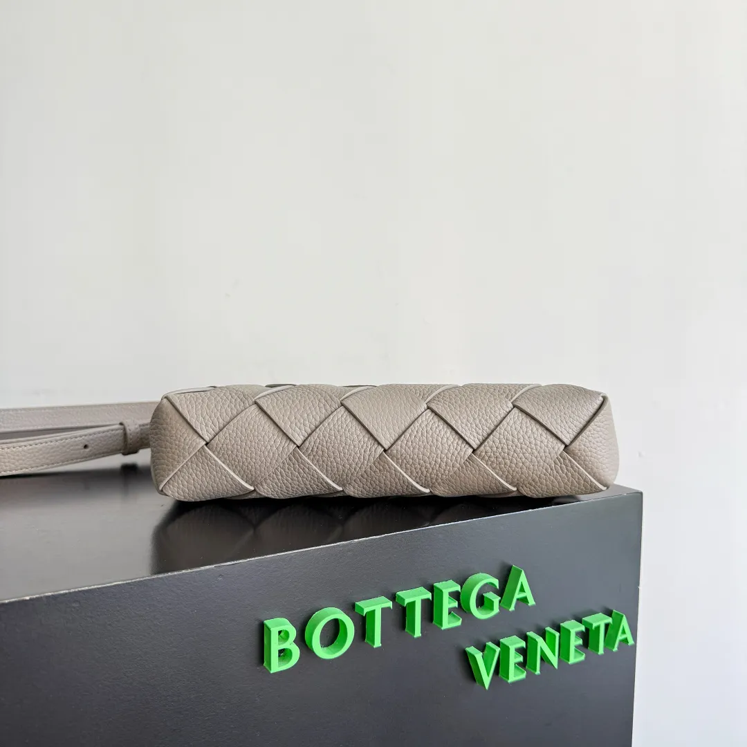 Batch 1720 BOTTEGA VENETA Bottega Veneta's 2025 new product Diago zipper backpack, a new summer bag [circle] This new men's crossbody bag is made of high-quality calfskin, with a natural texture as a whole. The gloss of the bag changes at any time with different lights. This seemingly simple bag is very attentive to details. , it must be carefully handmade to achieve this effect. The calfskin leather is delicate and soft, and it is particularly comfortable to carry close to the body. It also comes with a large zippered compartment and an open lining. When you go shopping and travel, having such a light and soft small bag can free your hands, reduce the burden of travel, and make you happier. Style number: 837112 Size: 25*15*5cm